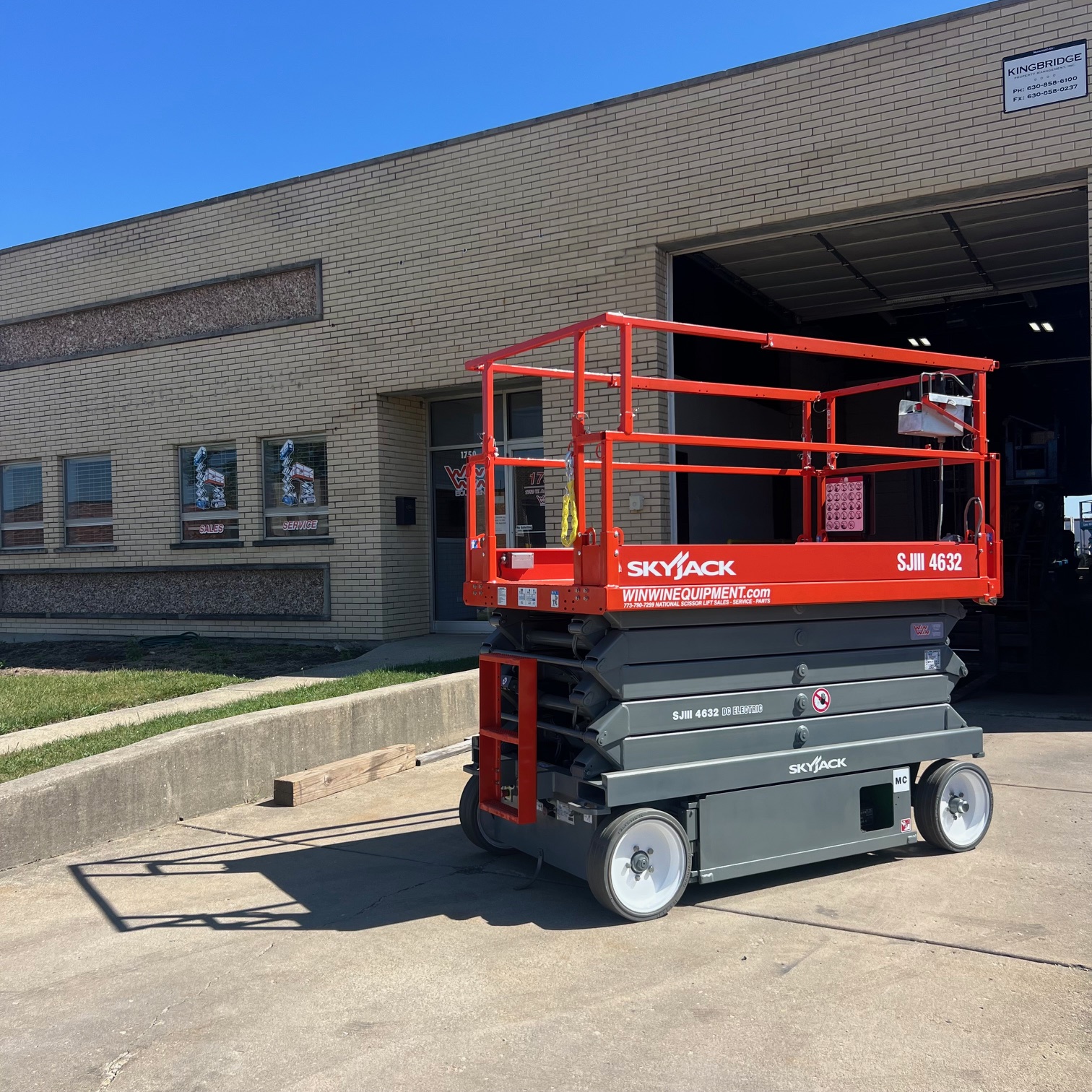 Refurbished 32 ft Skyjack and Genie scissor lifts for sale — Win Win Equipment Addison IL